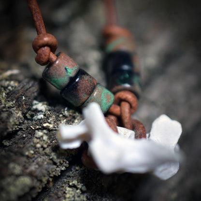 Spezialkollektion - Schamanisches Amulett mit Wirbelknochen & Keramikperlen am Lederband – Dein natürlicher Kraftanhänger - Art.Nr.: AMU026