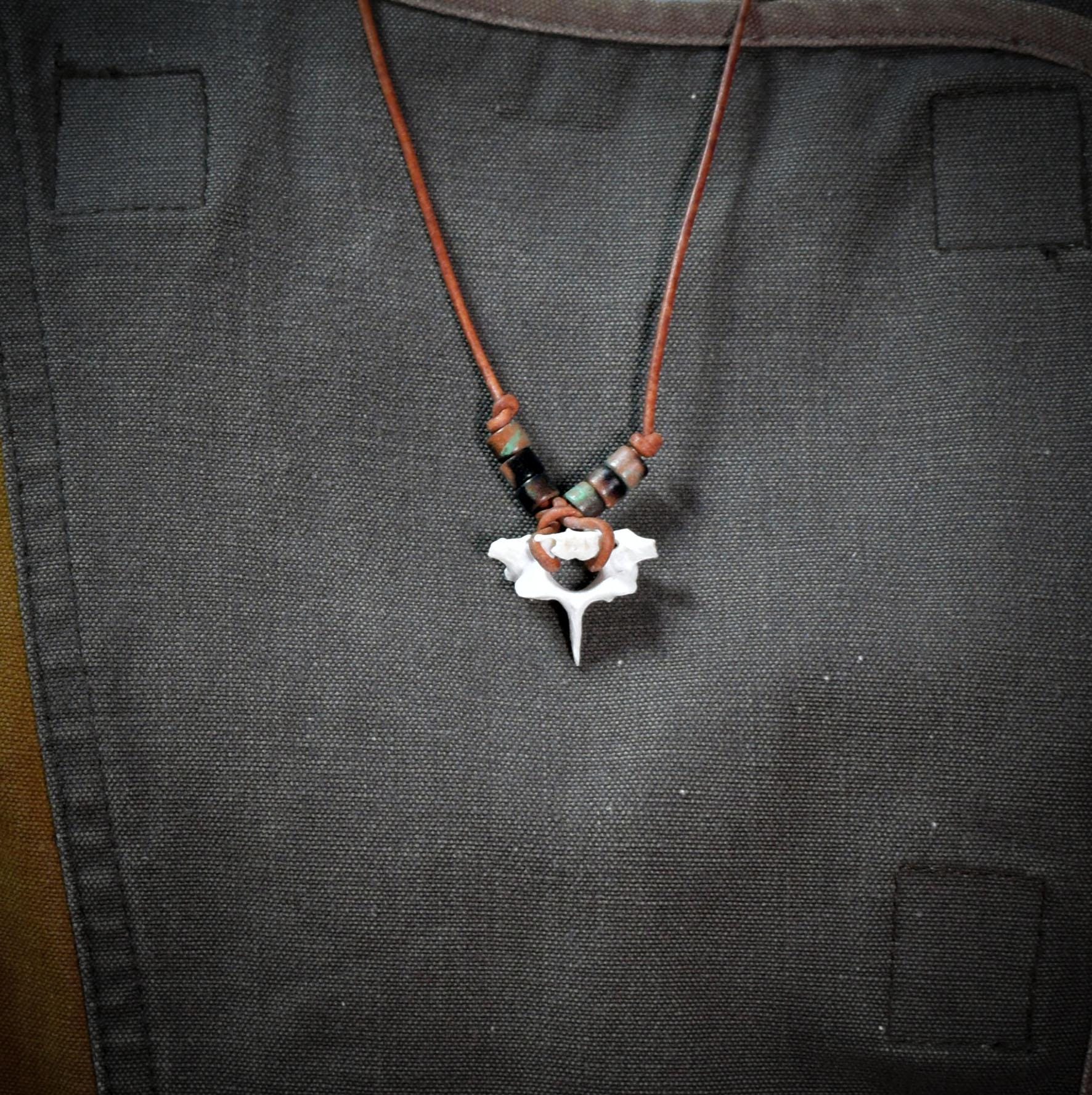 Spezialkollektion - Schamanisches Amulett mit Wirbelknochen & Keramikperlen am Lederband – Dein natürlicher Kraftanhänger