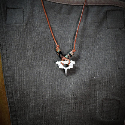 Spezialkollektion - Schamanisches Amulett mit Wirbelknochen & Keramikperlen am Lederband – Dein natürlicher Kraftanhänger