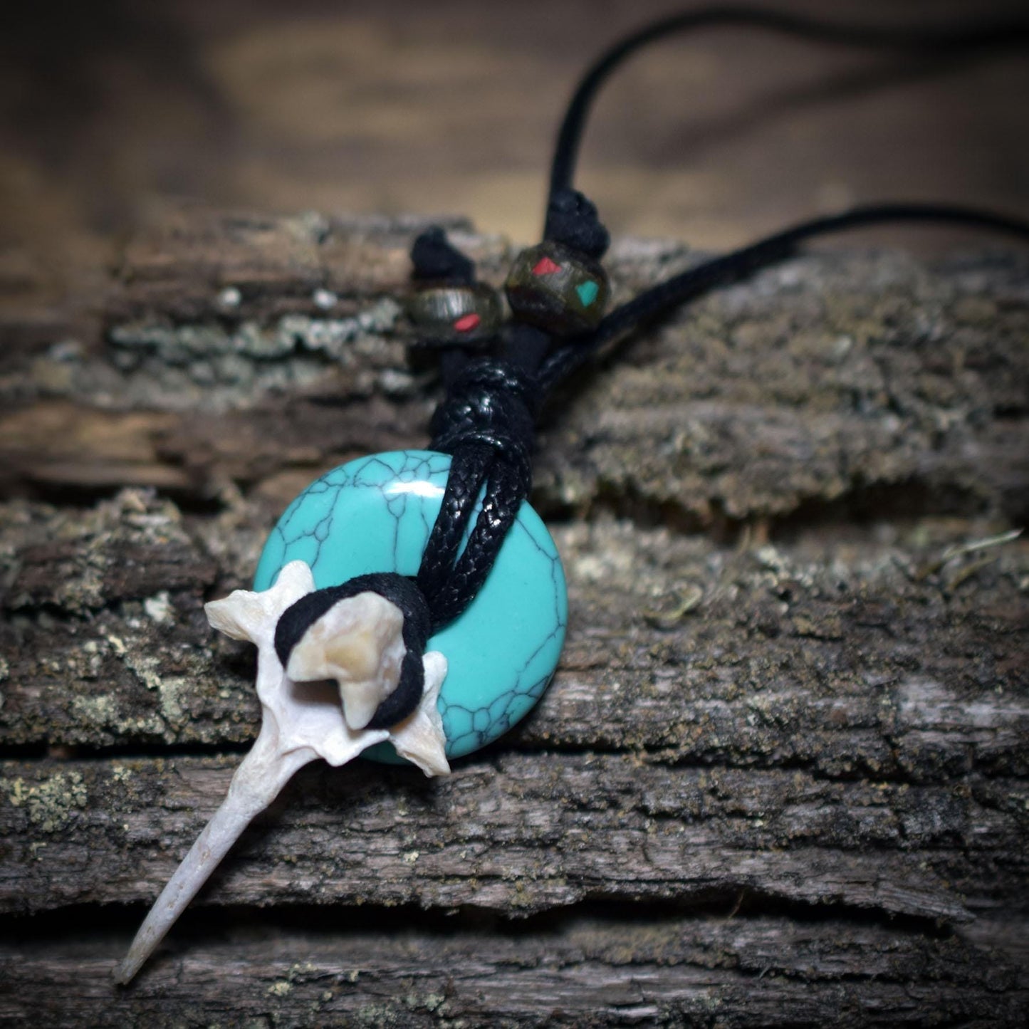 Spezialkollektion - Schamanisches Amulett mit Wirbelknochen/Türkis/Perlen, Baumwollband– Dein natürlicher Kraftanhänger - Art.Nr.: AMU028