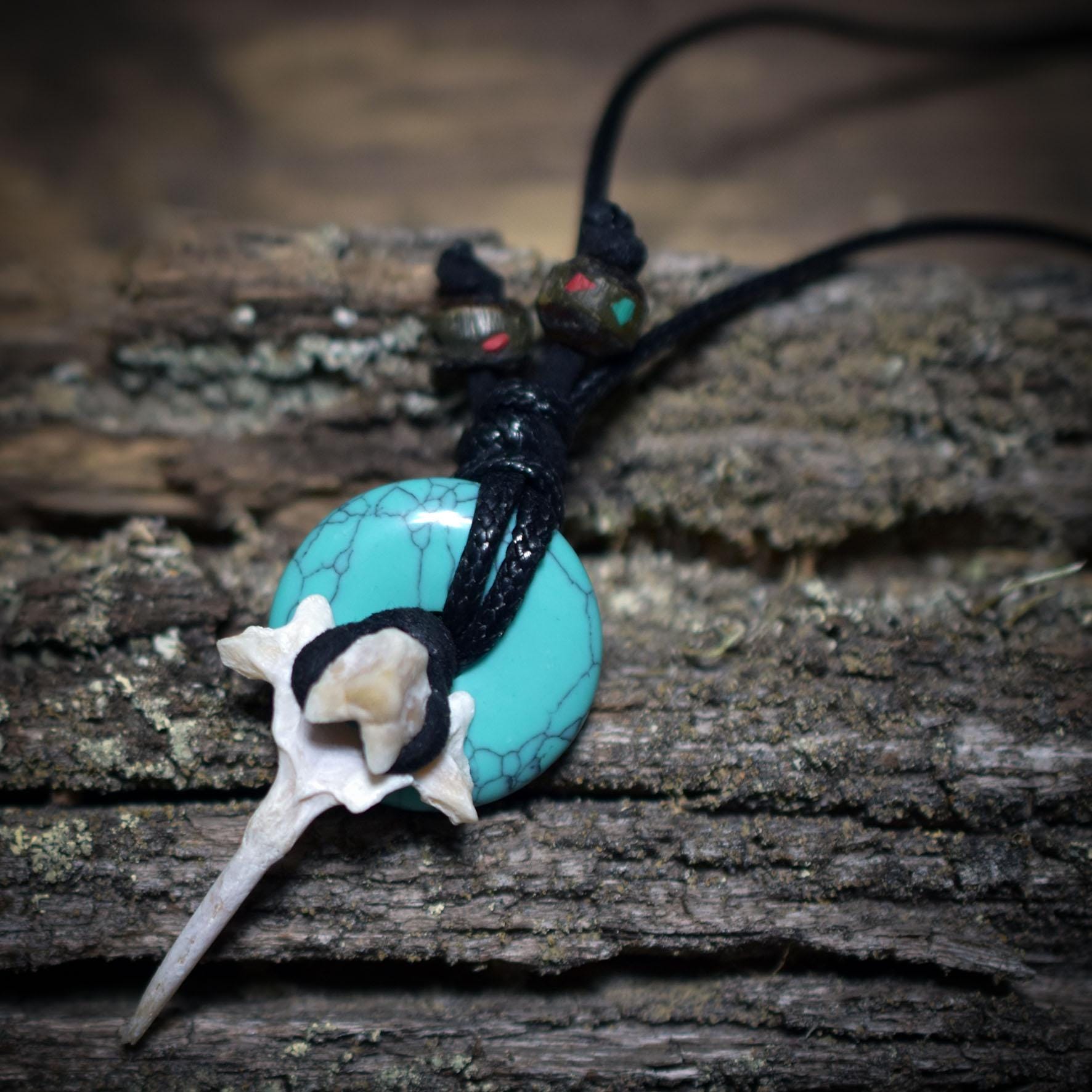 Spezialkollektion - Schamanisches Amulett mit Wirbelknochen/Türkis/Perlen, Baumwollband– Dein natürlicher Kraftanhänger - Art.Nr.: AMU028