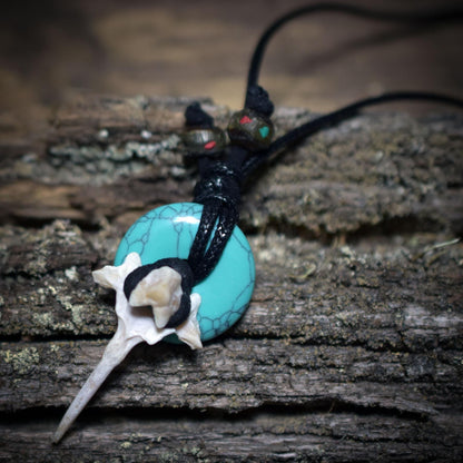 Spezialkollektion - Schamanisches Amulett mit Wirbelknochen/Türkis/Perlen, Baumwollband– Dein natürlicher Kraftanhänger - Art.Nr.: AMU028