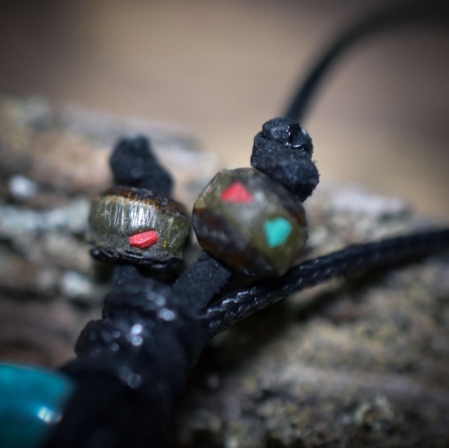 Spezialkollektion - Schamanisches Amulett mit Wirbelknochen/Türkis/Perlen, Baumwollband– Dein natürlicher Kraftanhänger - Art.Nr.: AMU028