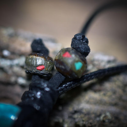 Spezialkollektion - Schamanisches Amulett mit Wirbelknochen/Türkis/Perlen, Baumwollband– Dein natürlicher Kraftanhänger - Art.Nr.: AMU028