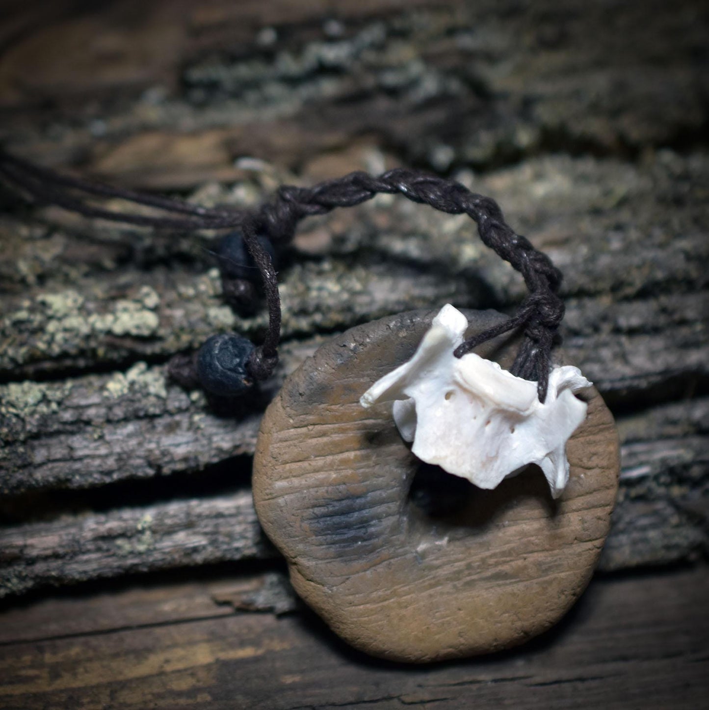 Spezialkollektion - Schamanisches Amulett mit Wirbelknochen/Donut aus Ton/Glasperlen – Dein natürlicher Kraftanhänger - Art.Nr.: AMU030