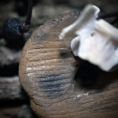 Spezialkollektion - Schamanisches Amulett mit Wirbelknochen/Donut aus Ton/Glasperlen – Dein natürlicher Kraftanhänger - Art.Nr.: AMU030