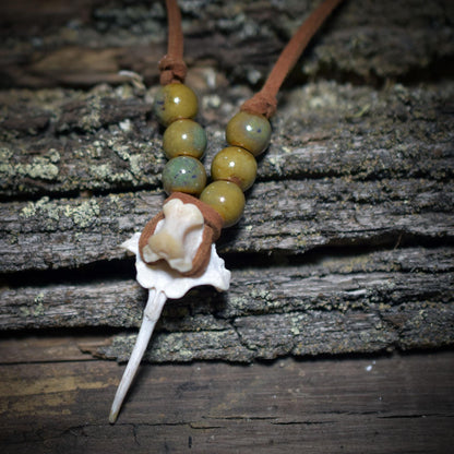 Spezialkollektion - Schamanisches Amulett mit Wirbelknochen/Keramikperlen/Fauxlederband – Dein natürlicher Kraftanhänger - Art.Nr.: AMU031