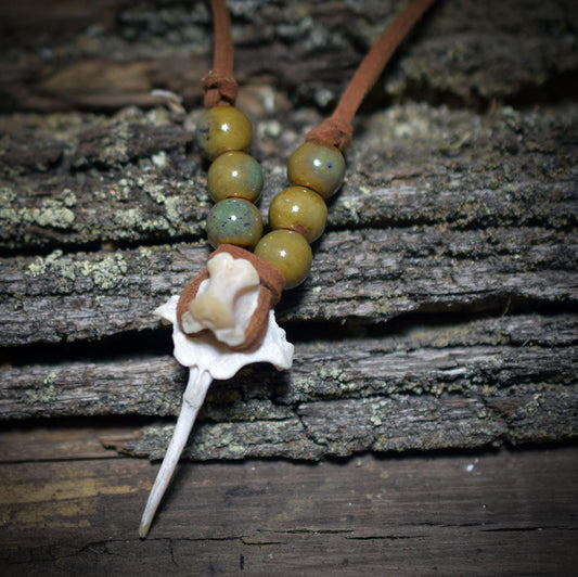 Spezialkollektion - Schamanisches Amulett mit Wirbelknochen/Keramikperlen/Fauxlederband – Dein natürlicher Kraftanhänger - Art.Nr.: AMU031