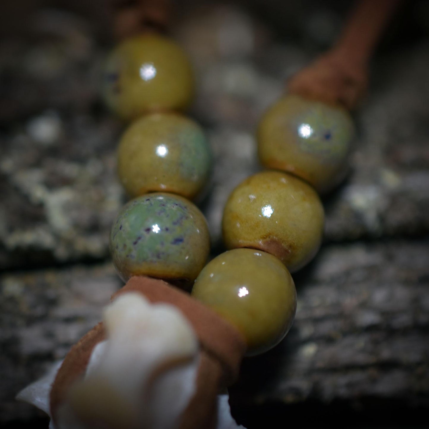 Spezialkollektion - Schamanisches Amulett mit Wirbelknochen/Keramikperlen/Fauxlederband – Dein natürlicher Kraftanhänger - Art.Nr.: AMU031