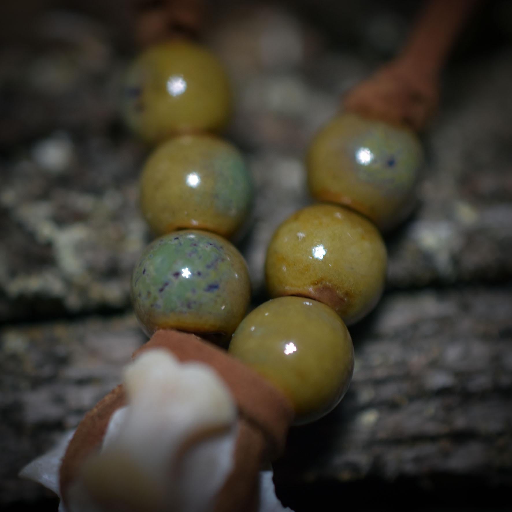 Spezialkollektion - Schamanisches Amulett mit Wirbelknochen/Keramikperlen/Fauxlederband – Dein natürlicher Kraftanhänger - Art.Nr.: AMU031