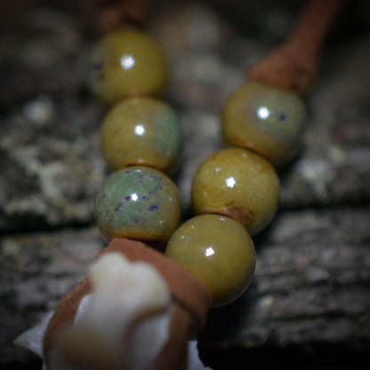 Spezialkollektion - Schamanisches Amulett mit Wirbelknochen/Keramikperlen/Fauxlederband – Dein natürlicher Kraftanhänger - Art.Nr.: AMU031