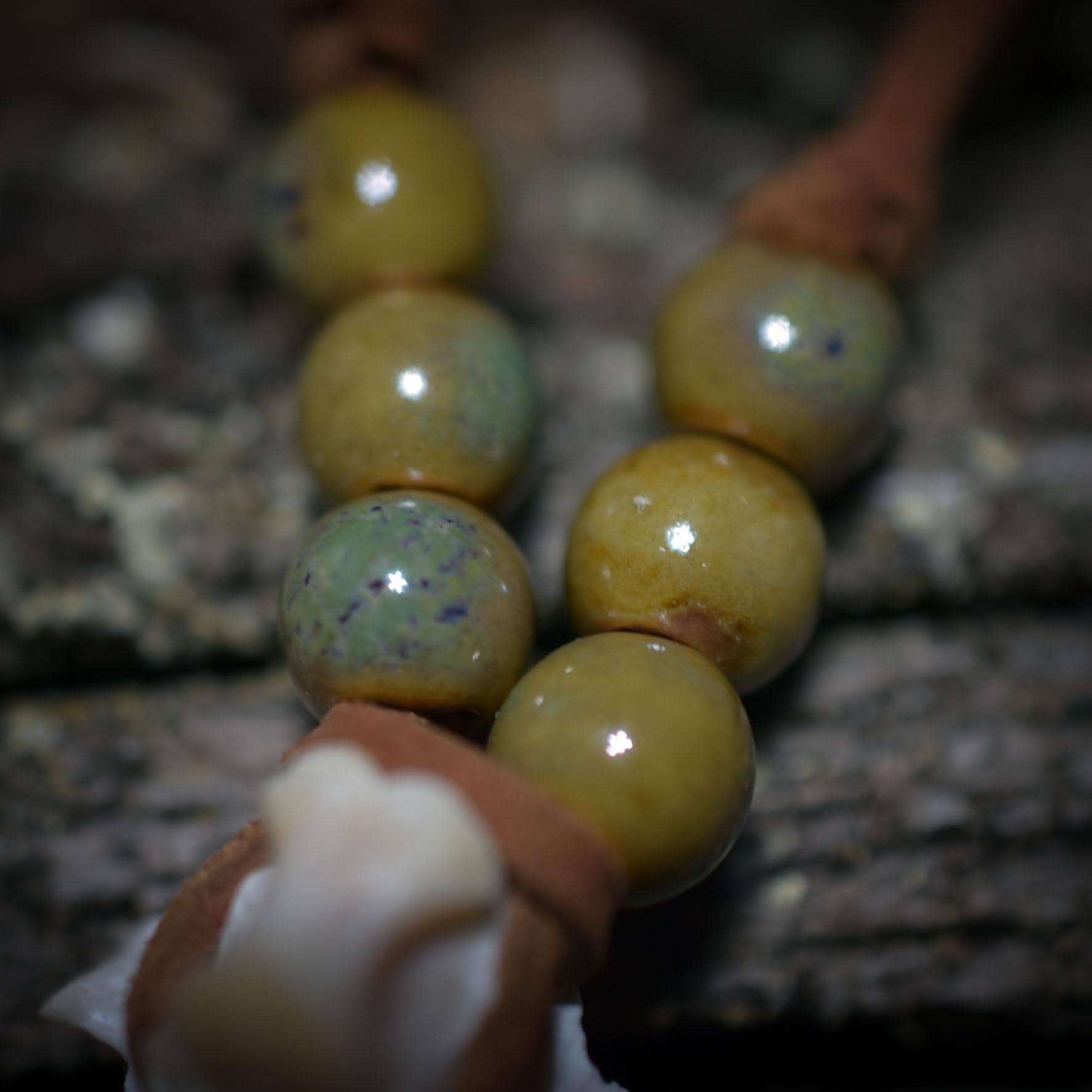 Spezialkollektion - Schamanisches Amulett mit Wirbelknochen/Keramikperlen/Fauxlederband – Dein natürlicher Kraftanhänger