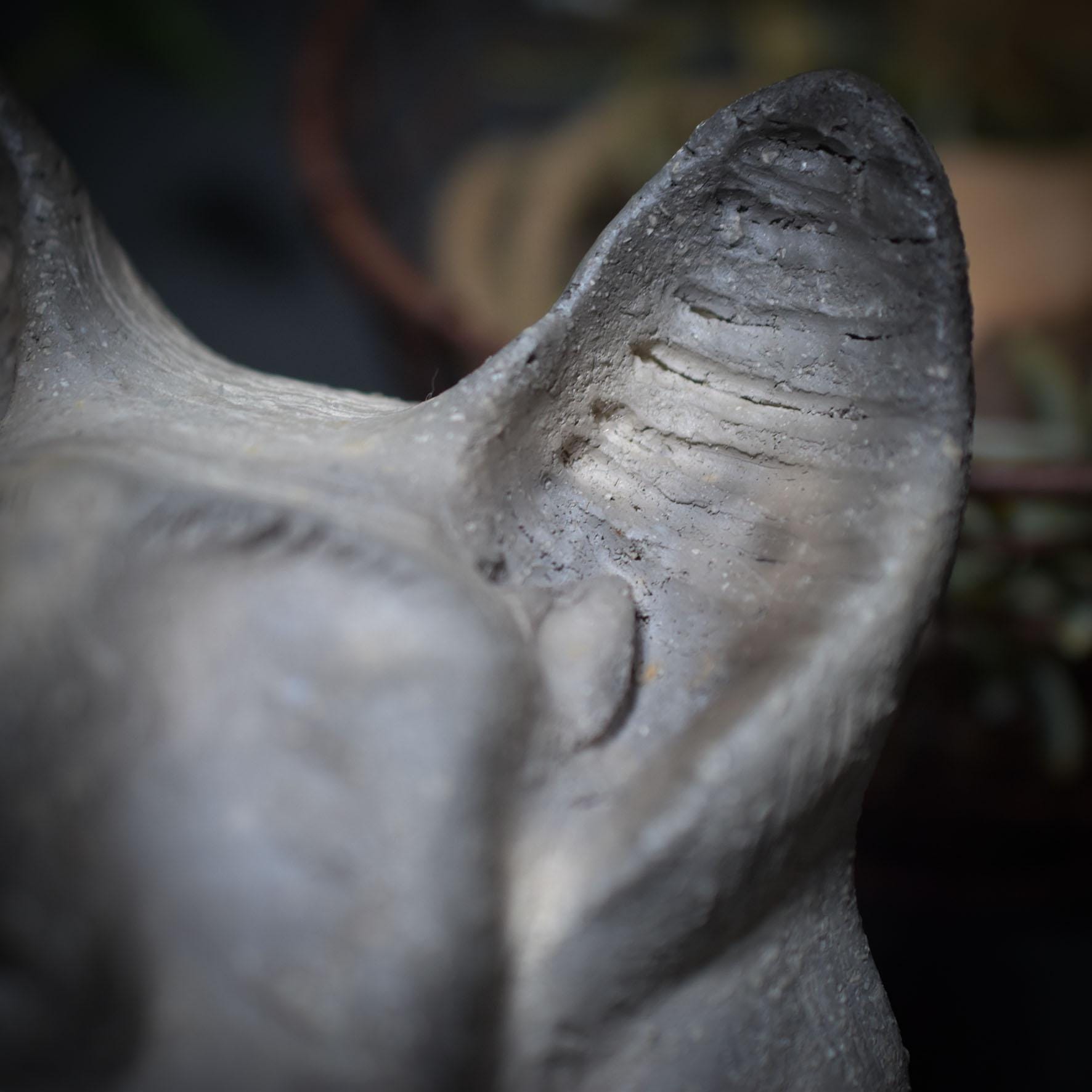 Vampir-Büste aus Ton mit Muschelzähnen – erdverbunden, archaisch, im Rauch geboren - primitive Kunst