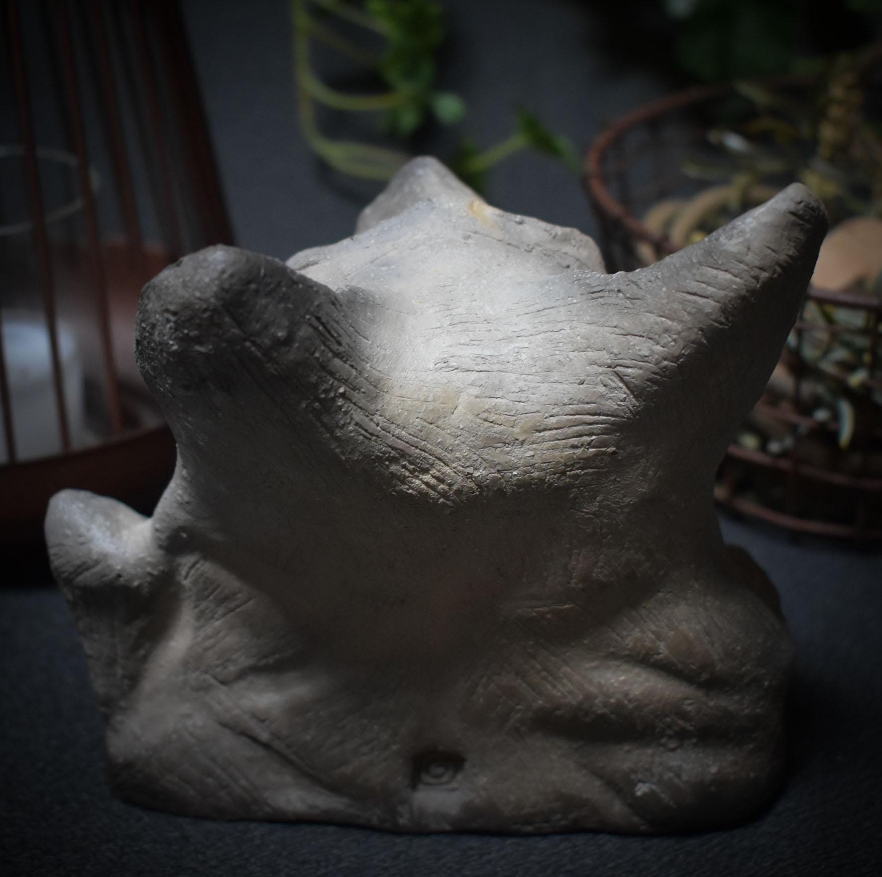 Vampir-Büste aus Ton mit Muschelzähnen – erdverbunden, archaisch, im Rauch geboren - primitive Kunst - Art.Nr.: SKU096