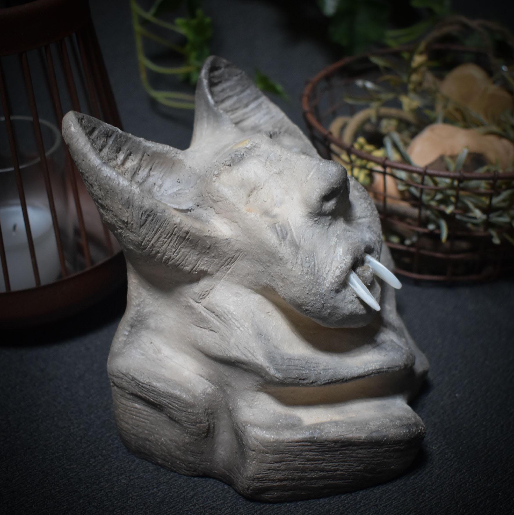 Vampir-Büste aus Ton mit Muschelzähnen – erdverbunden, archaisch, im Rauch geboren - primitive Kunst - Art.Nr.: SKU096