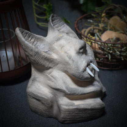 Vampir-Büste aus Ton mit Muschelzähnen – erdverbunden, archaisch, im Rauch geboren - primitive Kunst - Art.Nr.: SKU096