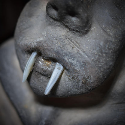 Vampir-Büste aus Ton mit Muschelzähnen – erdverbunden, archaisch, im Rauch geboren - primitive Kunst - Art.Nr.: SKU096