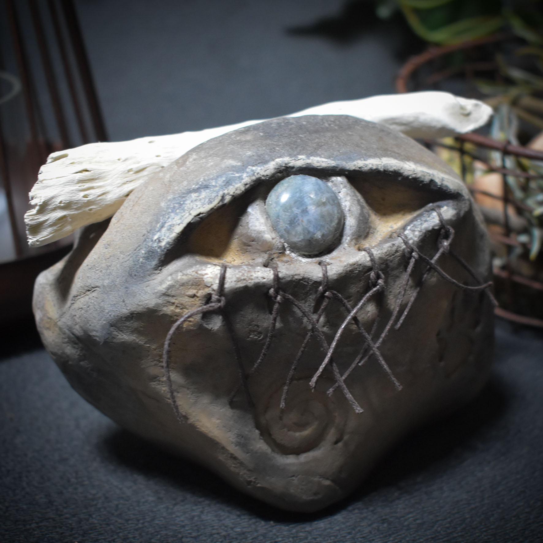 Skulptur „Allsehendes Auge“ mit Labradorit – Rauchbrand, Schamanische Zeichen & Naturmaterialien - spirituelle Kunst - Art.Nr.: SKU098