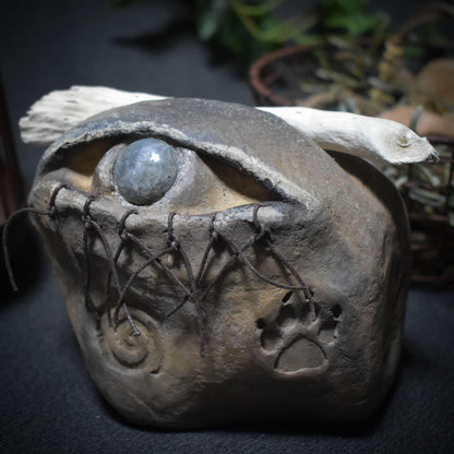 Skulptur „Allsehendes Auge“ mit Labradorit – Rauchbrand, Schamanische Zeichen & Naturmaterialien - spirituelle Kunst - Art.Nr.: SKU098