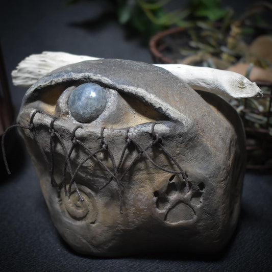 Skulptur „Allsehendes Auge“ mit Labradorit – Rauchbrand, Schamanische Zeichen & Naturmaterialien - spirituelle Kunst - Art.Nr.: SKU098