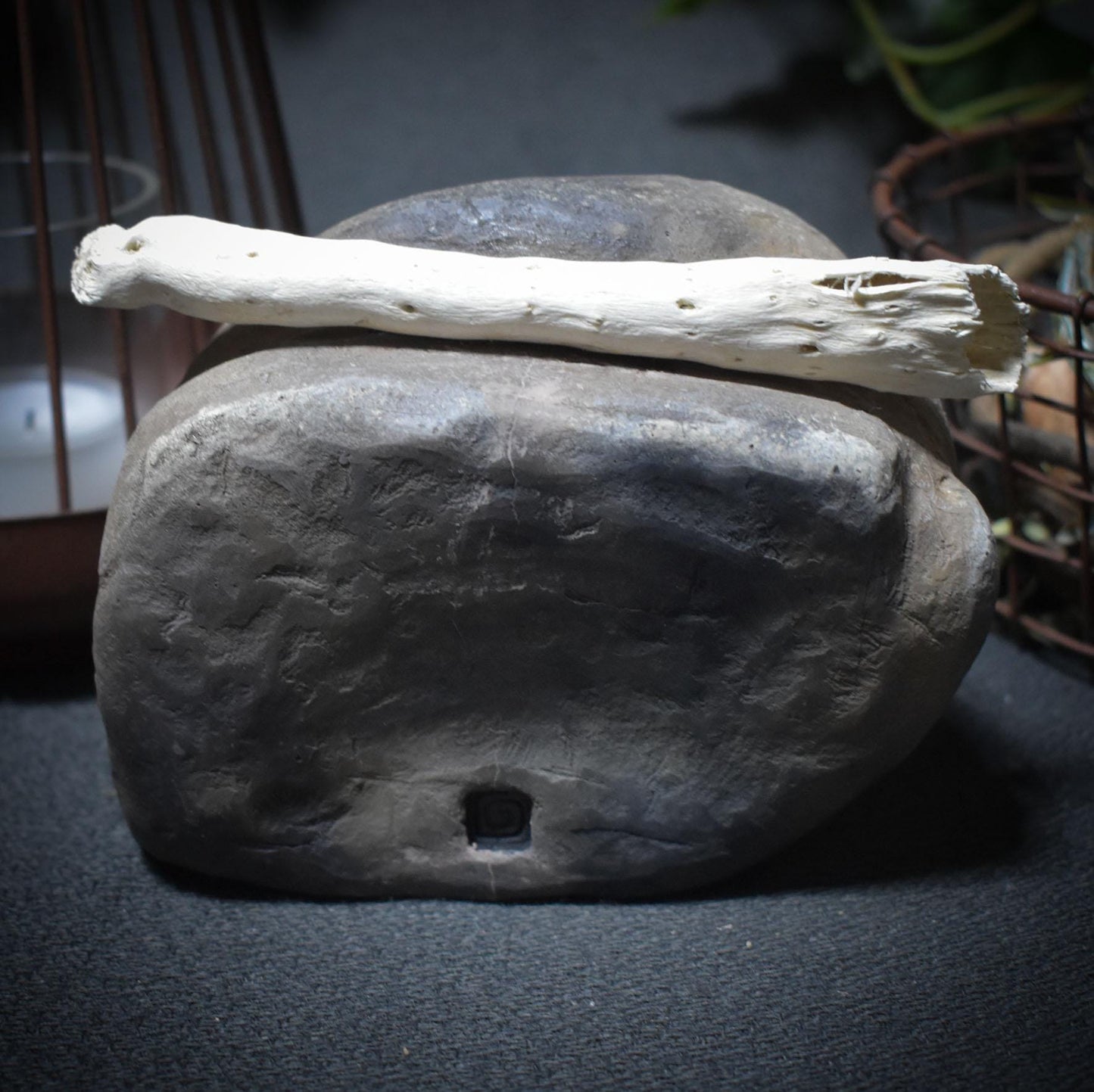 Skulptur „Allsehendes Auge“ mit Labradorit – Rauchbrand, Schamanische Zeichen & Naturmaterialien - spirituelle Kunst