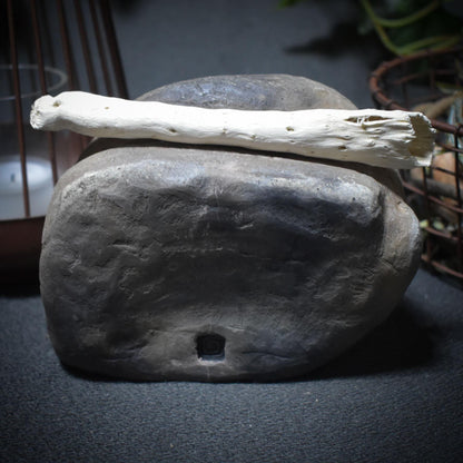 Skulptur „Allsehendes Auge“ mit Labradorit – Rauchbrand, Schamanische Zeichen & Naturmaterialien - spirituelle Kunst