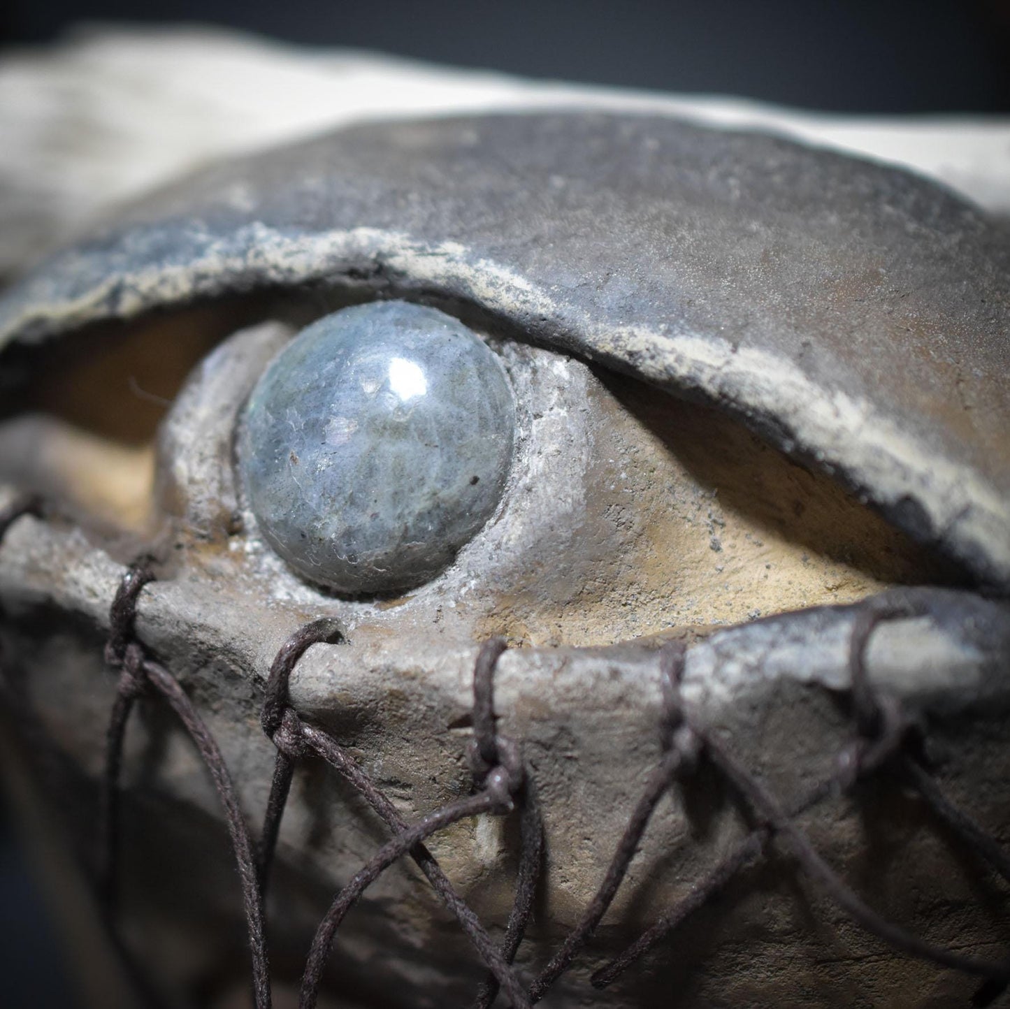 Skulptur „Allsehendes Auge“ mit Labradorit – Rauchbrand, Schamanische Zeichen & Naturmaterialien - spirituelle Kunst - Art.Nr.: SKU098