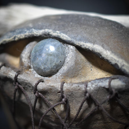 Skulptur „Allsehendes Auge“ mit Labradorit – Rauchbrand, Schamanische Zeichen & Naturmaterialien - spirituelle Kunst - Art.Nr.: SKU098