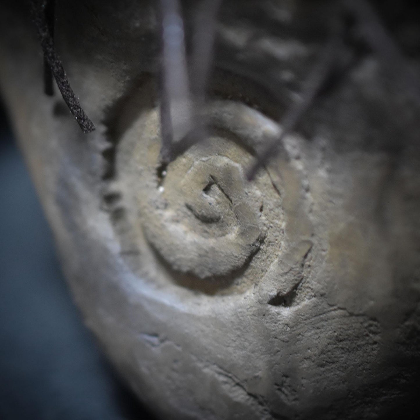 Skulptur „Allsehendes Auge“ mit Labradorit – Rauchbrand, Schamanische Zeichen & Naturmaterialien - spirituelle Kunst