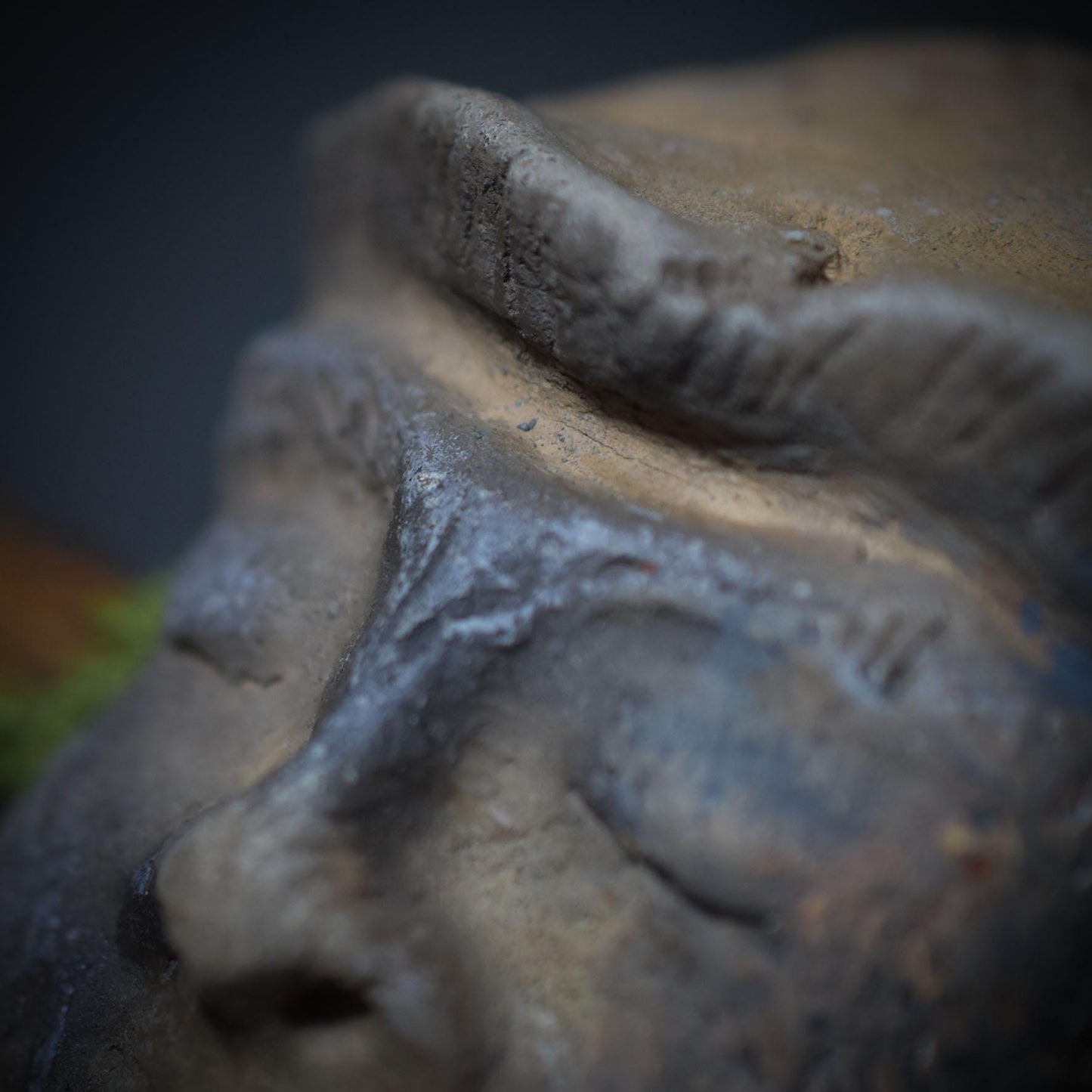 Waldgeist in Pilzform – aus traditionell gebranntem Ton auf Wurzelholz - gebrannt im Rauchfeuer