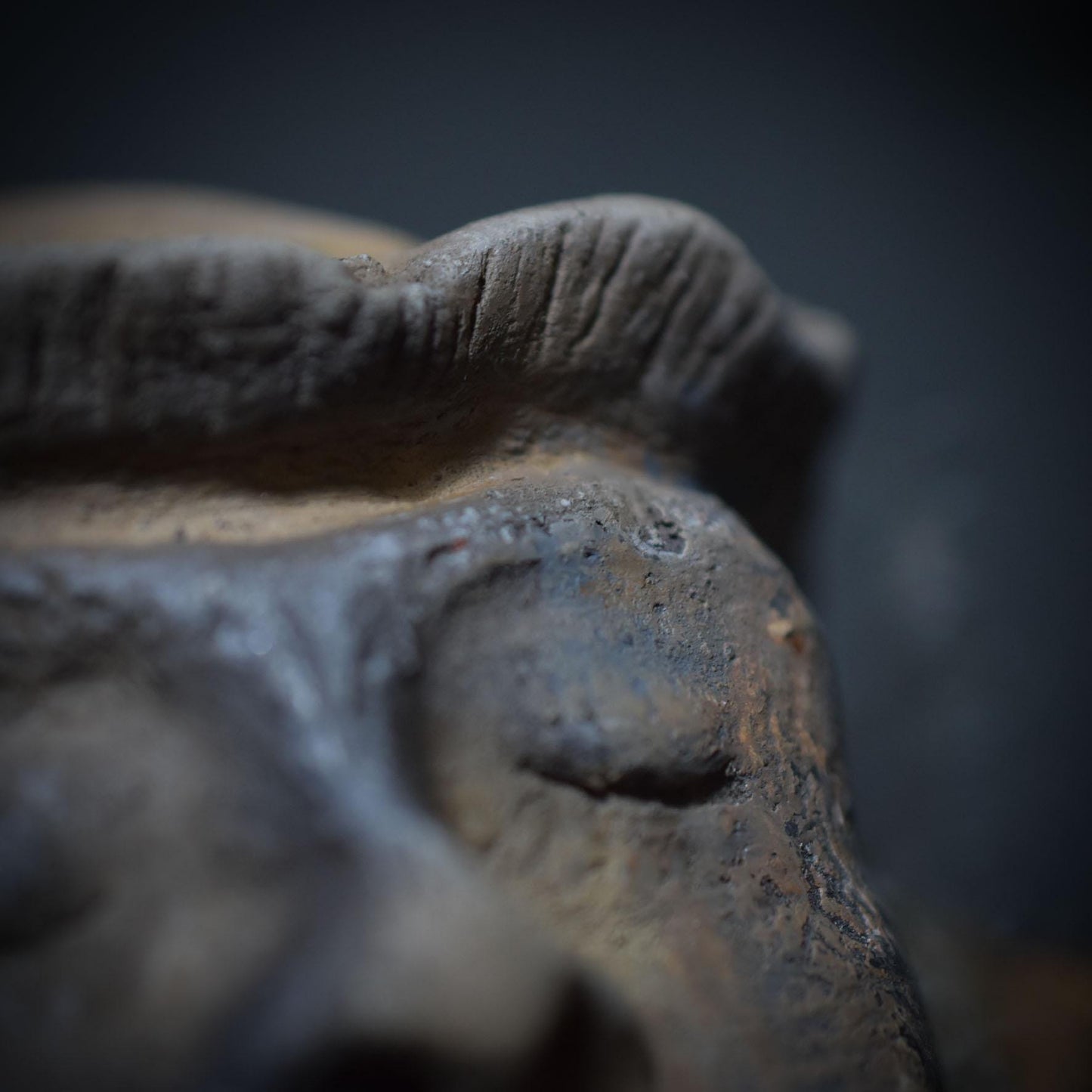 Waldgeist in Pilzform – aus traditionell gebranntem Ton auf Wurzelholz - gebrannt im Rauchfeuer - Art.Nr.: SKU100