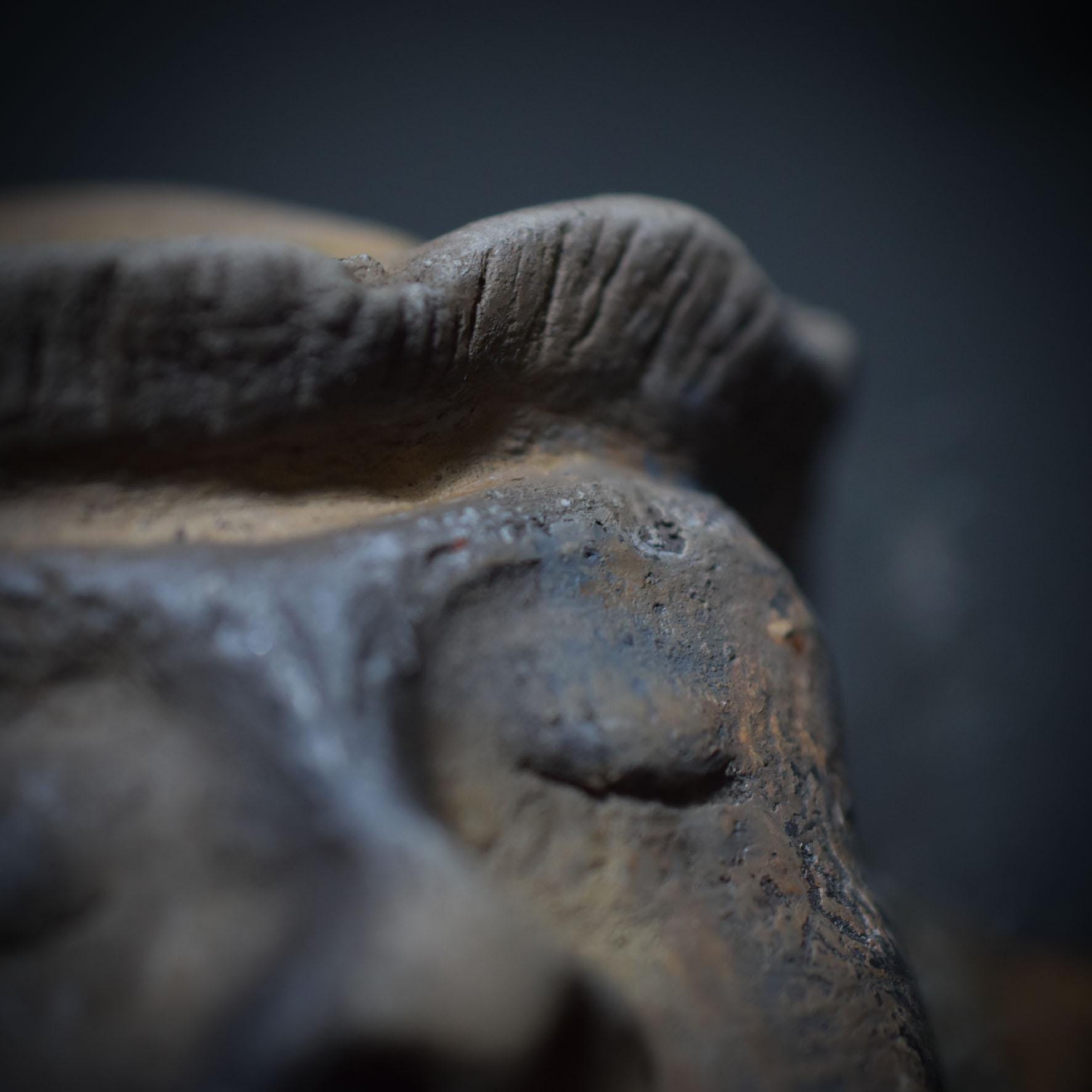 Waldgeist in Pilzform – aus traditionell gebranntem Ton auf Wurzelholz - gebrannt im Rauchfeuer - Art.Nr.: SKU100