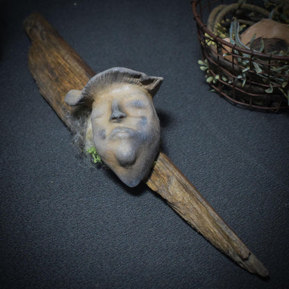 Weiblicher Waldgeist in Baumpilzform – Tonskulptur auf Holz mit Wandhalterung - traditionelle Rauchbrandkunst - Art.Nr.: HEX011