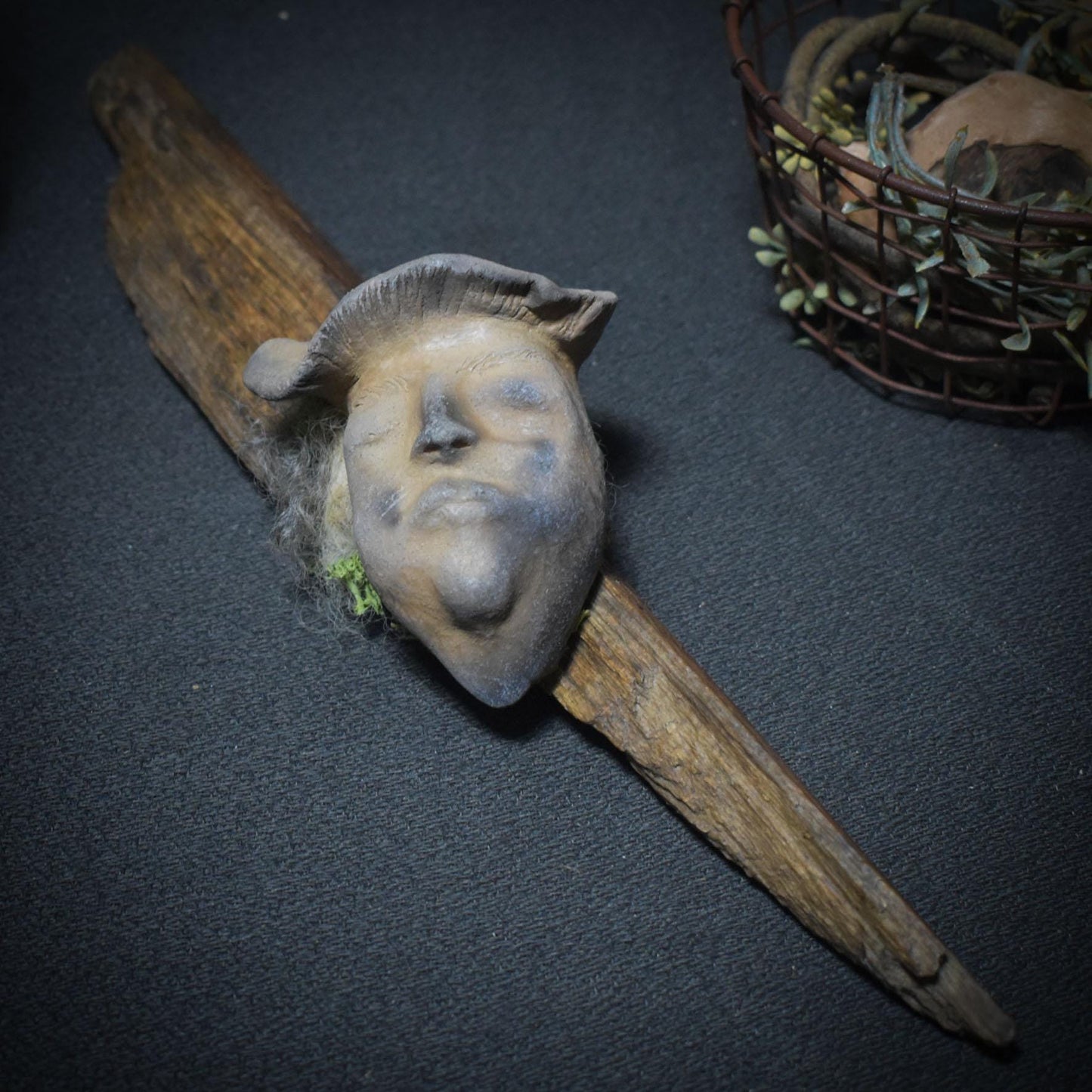 Weiblicher Waldgeist in Baumpilzform – Tonskulptur auf Holz mit Wandhalterung - traditionelle Rauchbrandkunst