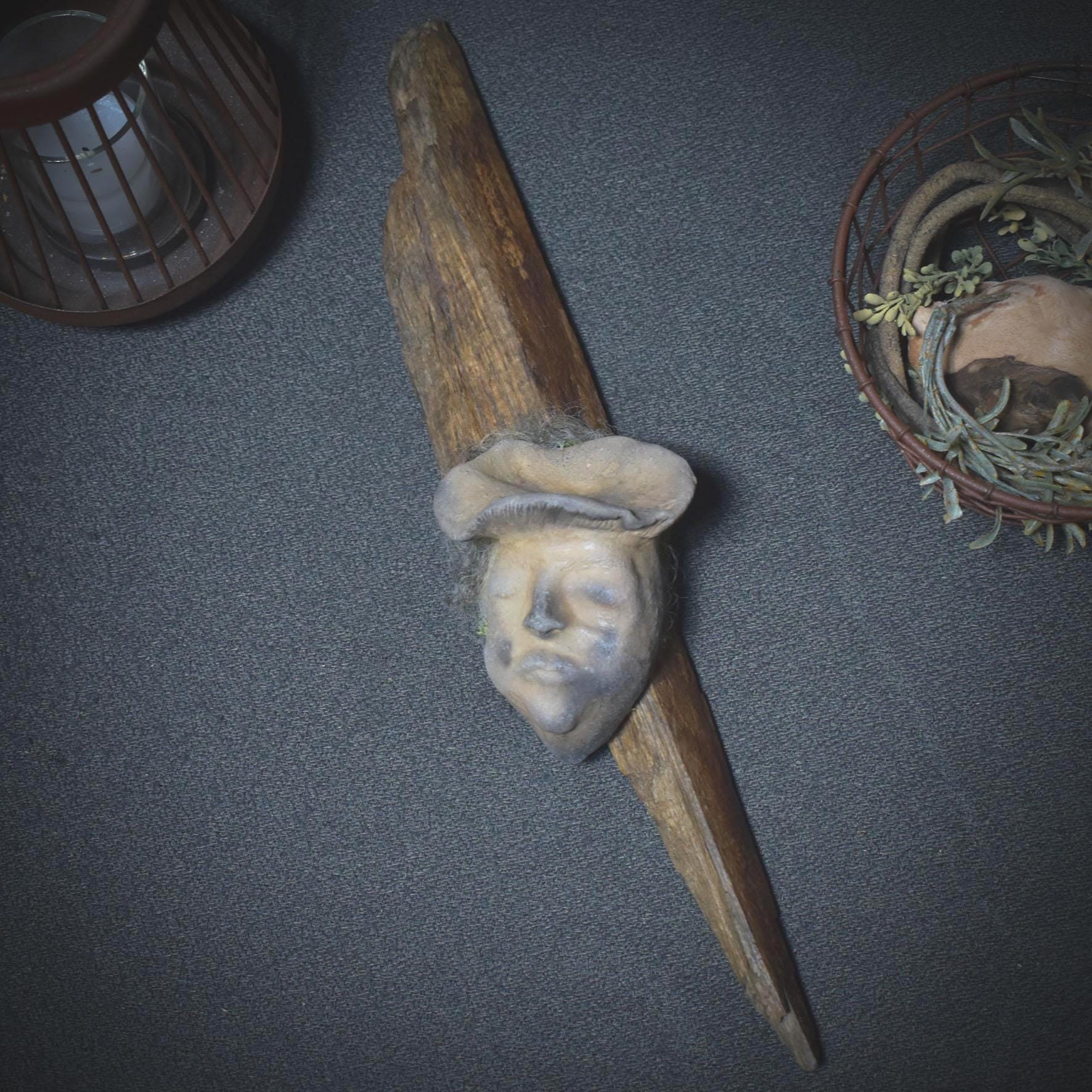 Weiblicher Waldgeist in Baumpilzform – Tonskulptur auf Holz mit Wandhalterung - traditionelle Rauchbrandkunst