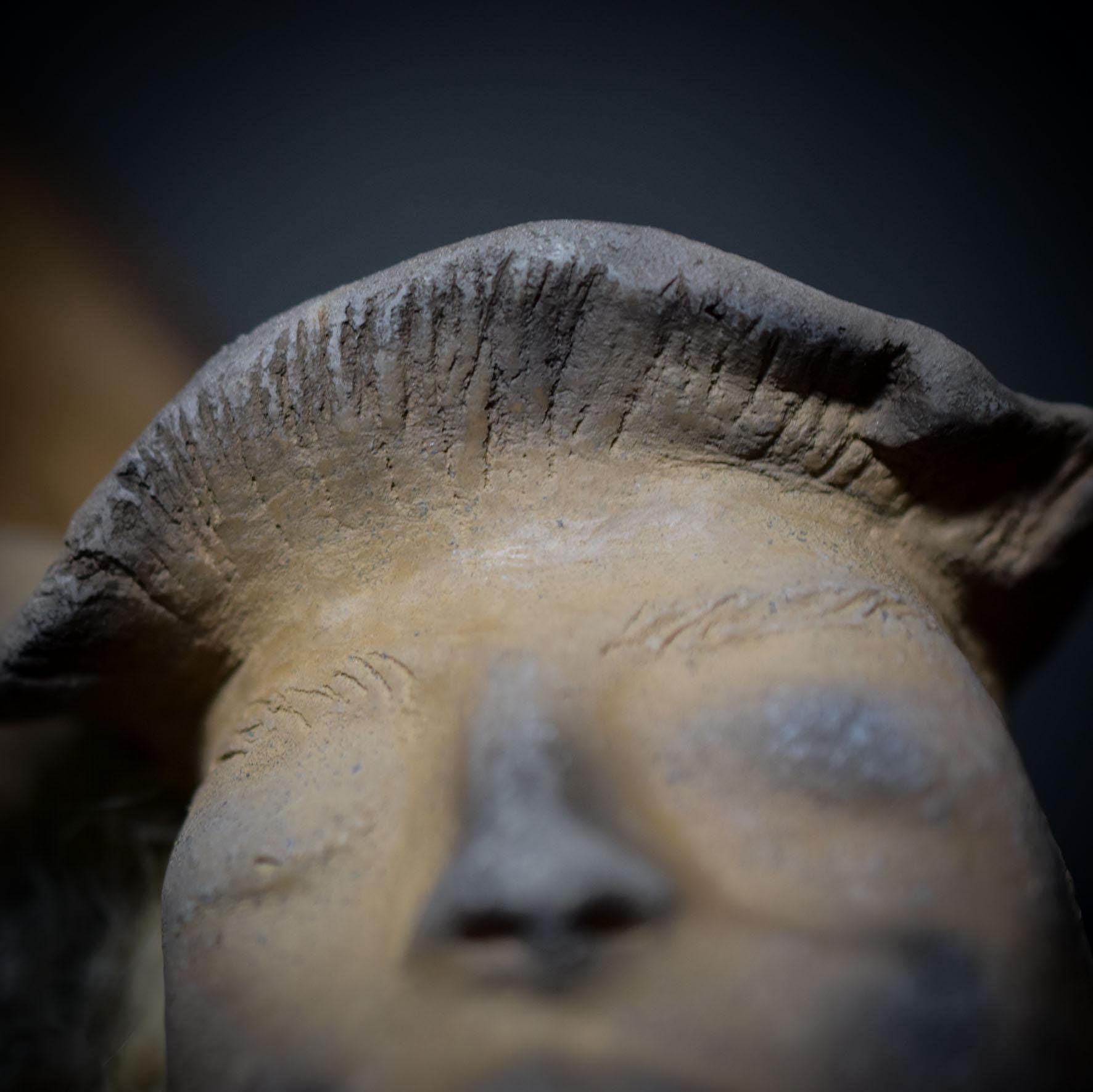 Weiblicher Waldgeist in Baumpilzform – Tonskulptur auf Holz mit Wandhalterung - traditionelle Rauchbrandkunst - Art.Nr.: HEX011