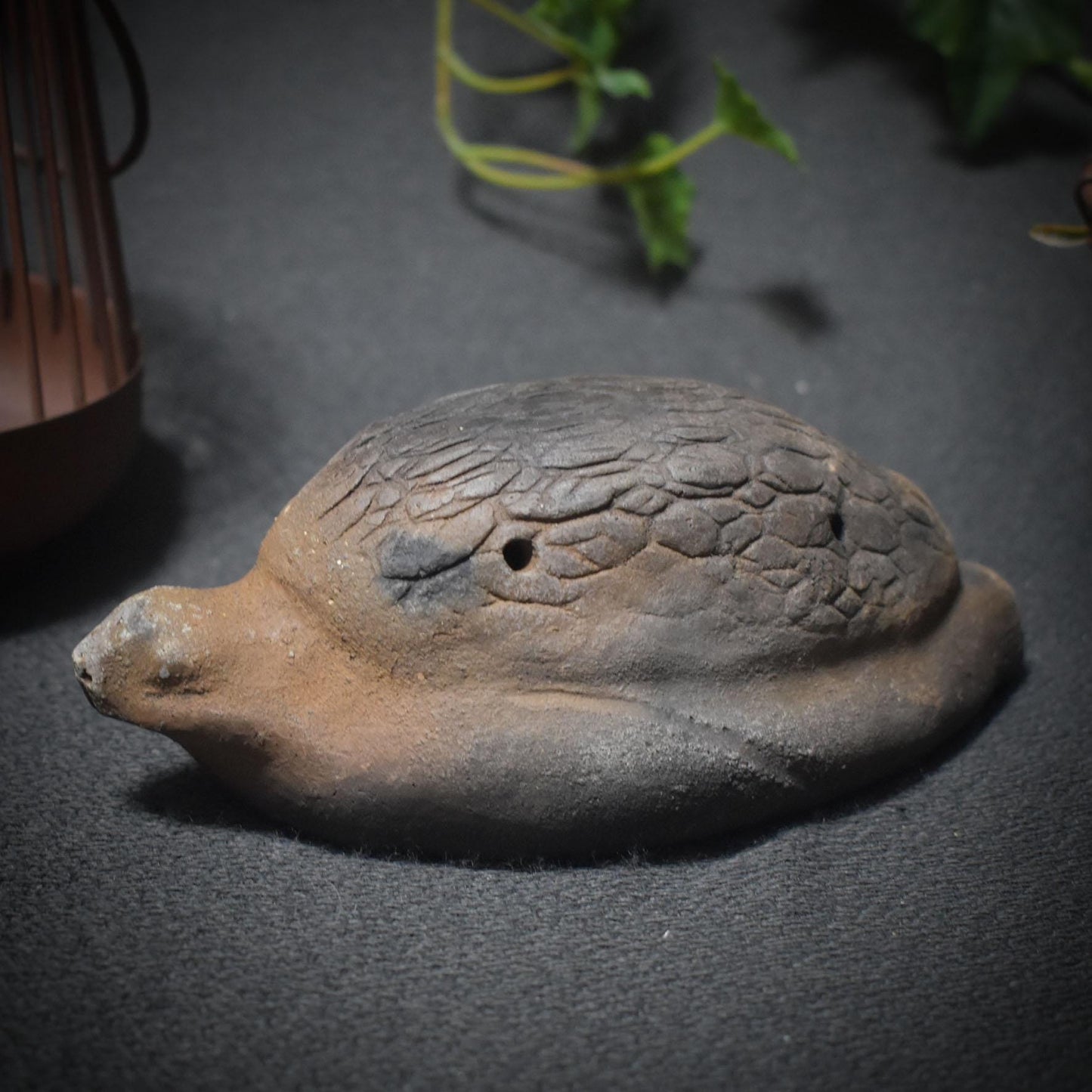 Traditionell gebrannte Handrassel - Hüterin des Rhythmus – Schamanische Ton-Rassel in Schildkrötenform