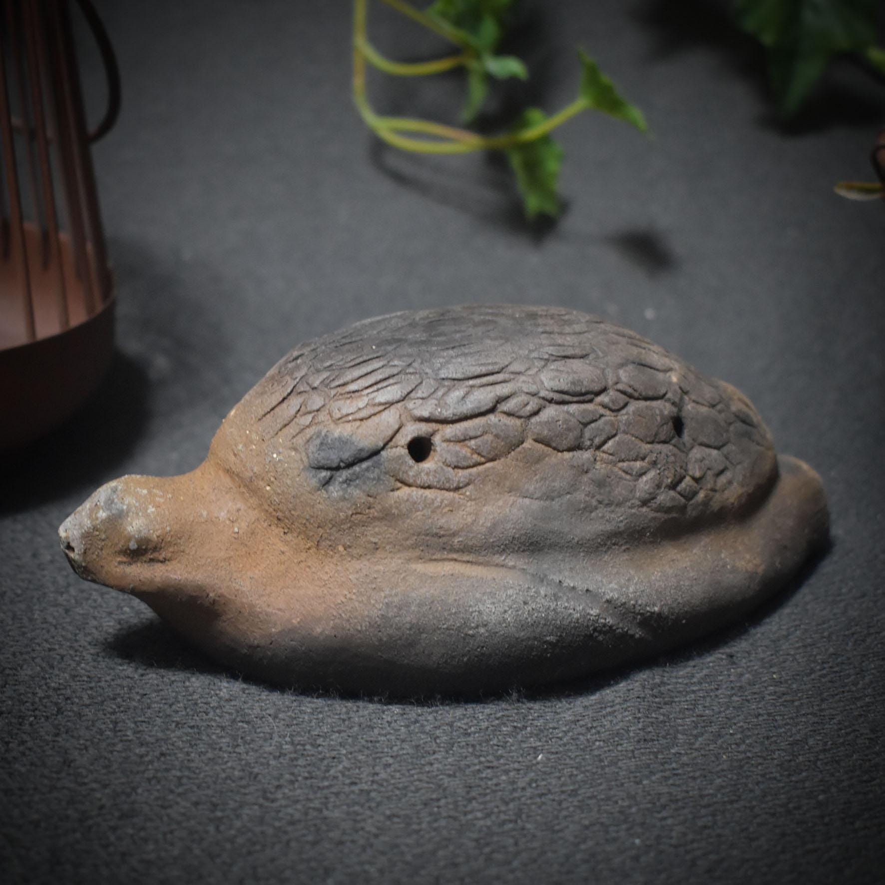 Traditionell gebrannte Handrassel - Hüterin des Rhythmus – Schamanische Ton-Rassel in Schildkrötenform