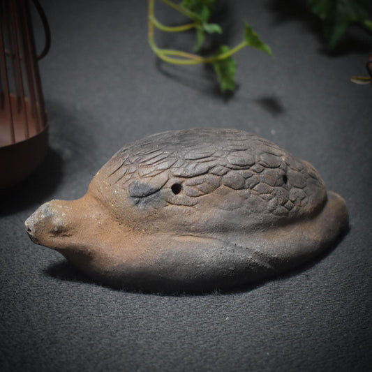 Traditionell gebrannte Handrassel - Hüterin des Rhythmus – Schamanische Ton-Rassel in Schildkrötenform