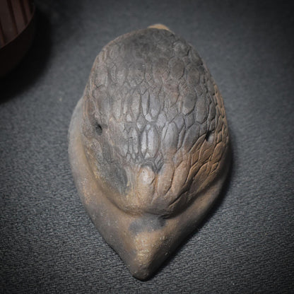 Traditionell gebrannte Handrassel - Hüterin des Rhythmus – Schamanische Ton-Rassel in Schildkrötenform