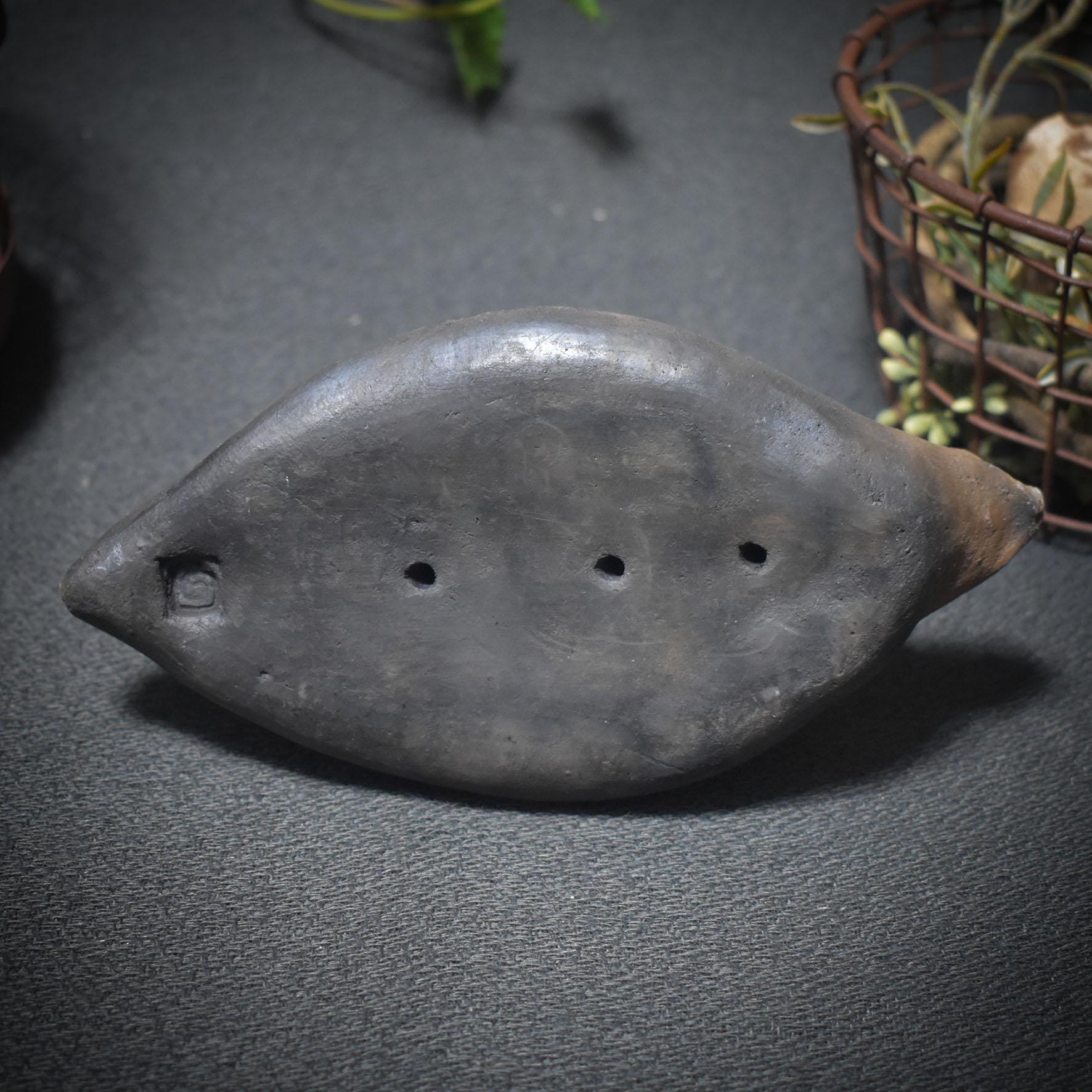 Traditionell gebrannte Handrassel - Hüterin des Rhythmus – Schamanische Ton-Rassel in Schildkrötenform