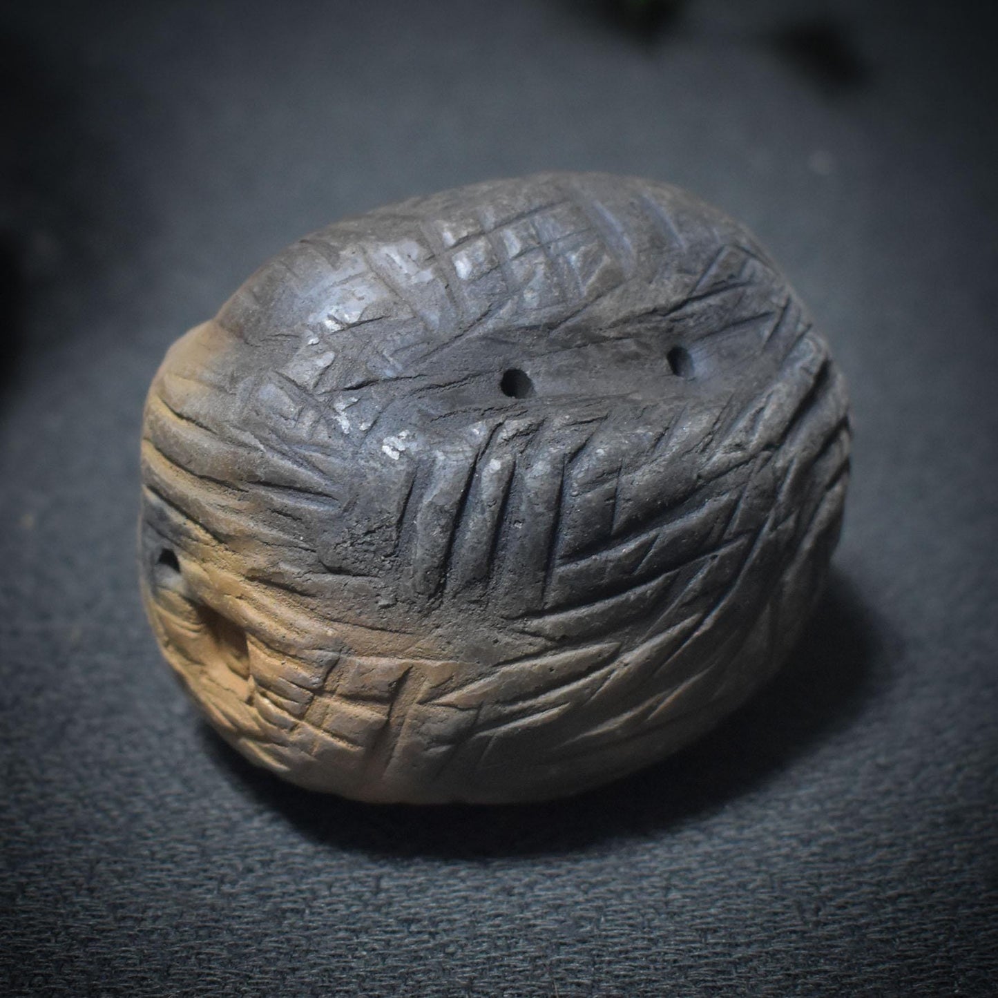 Traditionell gebrannte Tonrassel - Urklang der Erde – Schamanische Handrassel aus Rauchbrand-Ton