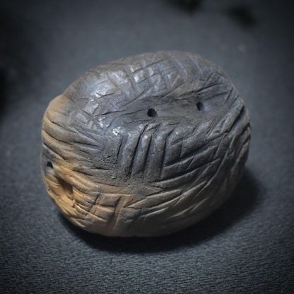 Traditionell gebrannte Tonrassel - Urklang der Erde – Schamanische Handrassel aus Rauchbrand-Ton