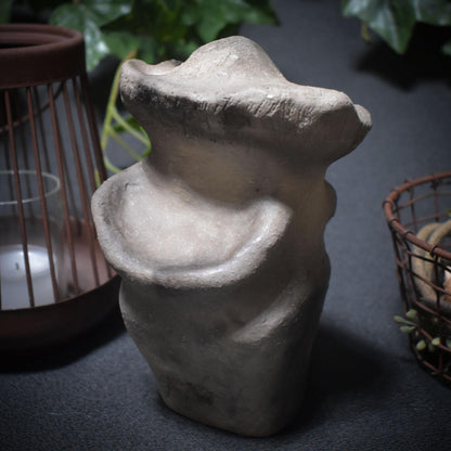 Skulptur Pilzfrau – Hüterin des Waldes - im Feuer geboren - traditionelle Rauchbrandkunst - Art.Nr.: SKU102