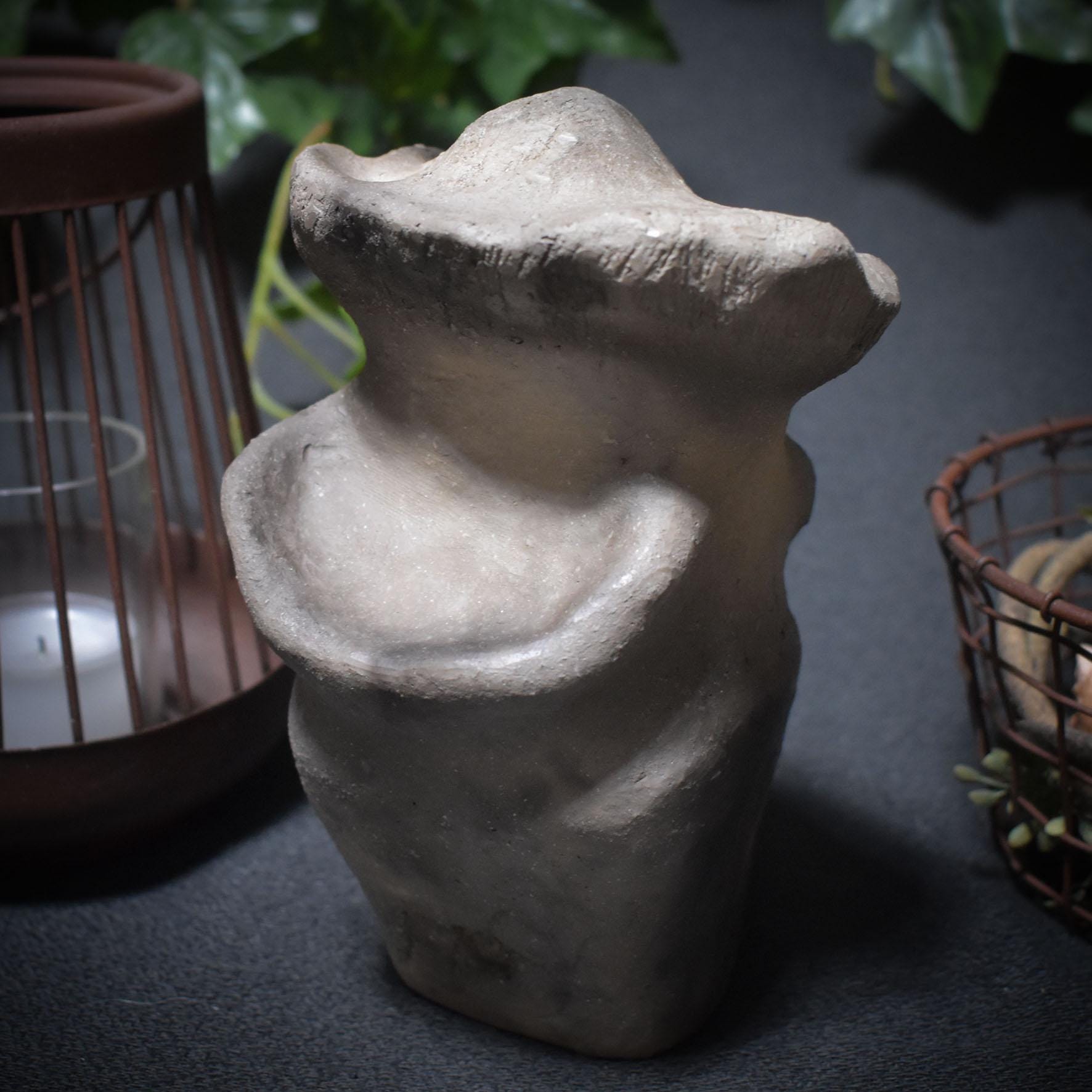 Skulptur Pilzfrau – Hüterin des Waldes - im Feuer geboren - traditionelle Rauchbrandkunst