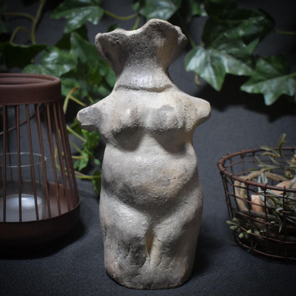 Pilzfrau im Pfifferlingsgewand – Waldwesen aus Rauch und Erde - traditionelle Rauchbrandkunst - Art.Nr.: SKU104