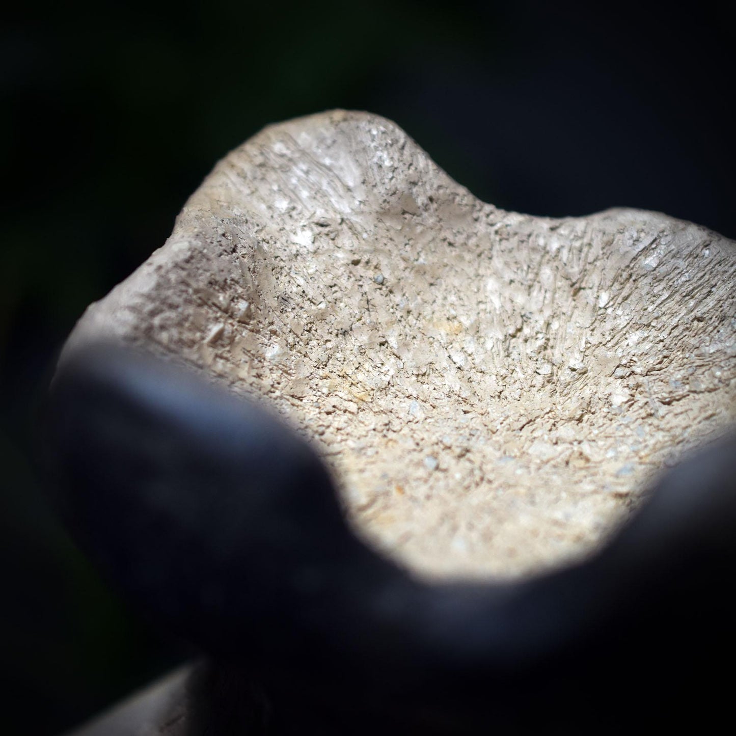 Pilzfrau im Pfifferlingsgewand – Waldwesen aus Rauch und Erde - traditionelle Rauchbrandkunst