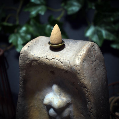 Hausaltar der Großen Göttin – Schrein aus Ton mit Rückfluss-Räucherkegelhalter - wahlweise zum Aufhängen oder Aufstellen - Art.Nr.: SCH017