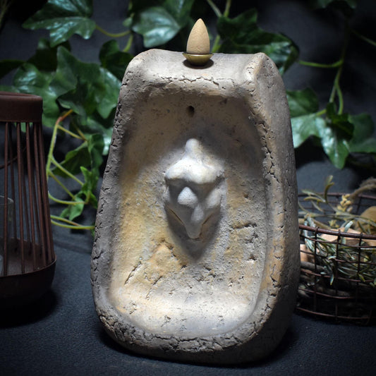 Hausaltar der Großen Göttin – Schrein aus Ton mit Rückfluss-Räucherkegelhalter - wahlweise zum Aufhängen oder Aufstellen