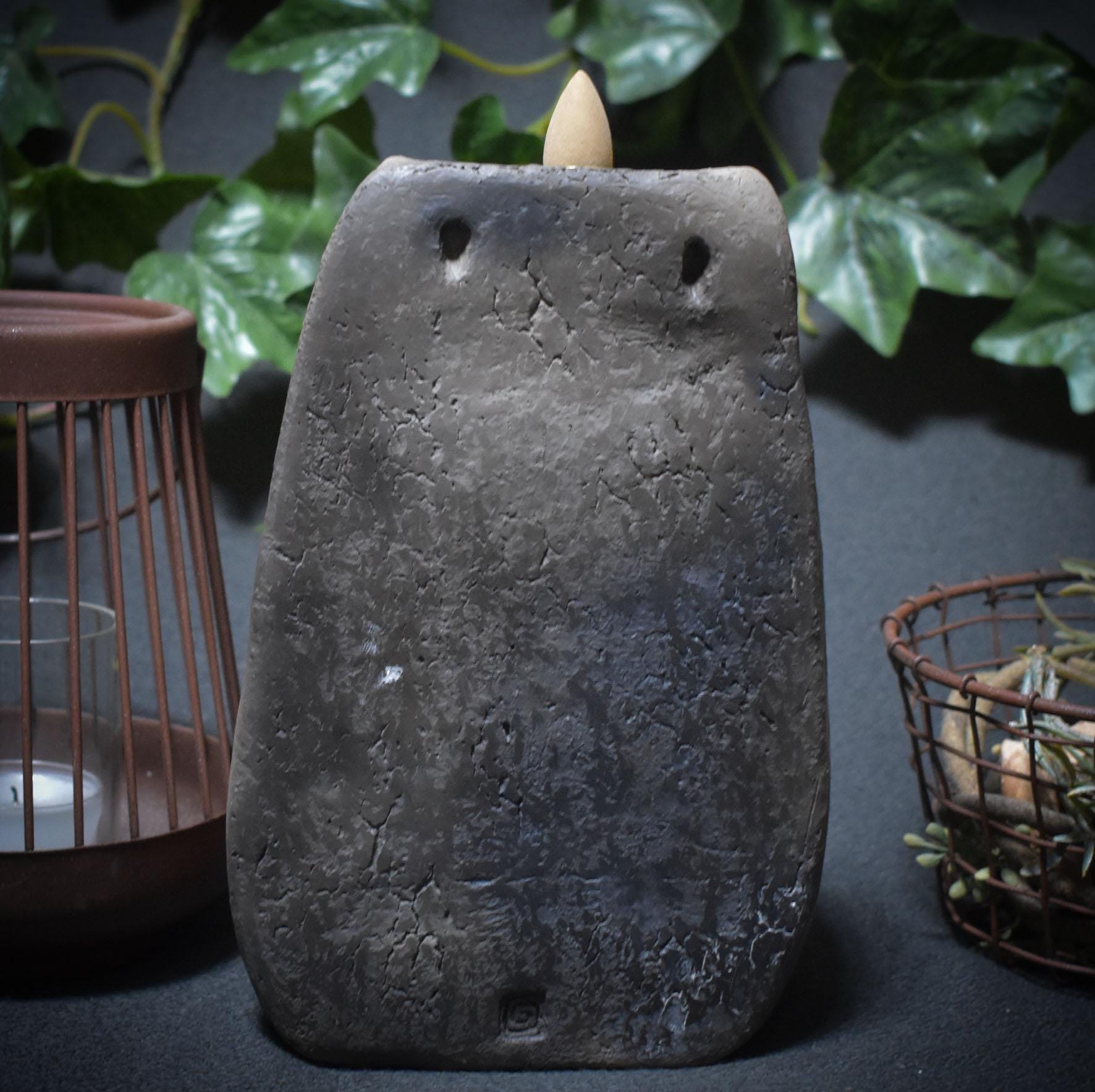 Hausaltar der Großen Göttin – Schrein aus Ton mit Rückfluss-Räucherkegelhalter - wahlweise zum Aufhängen oder Aufstellen - Art.Nr.: SCH017